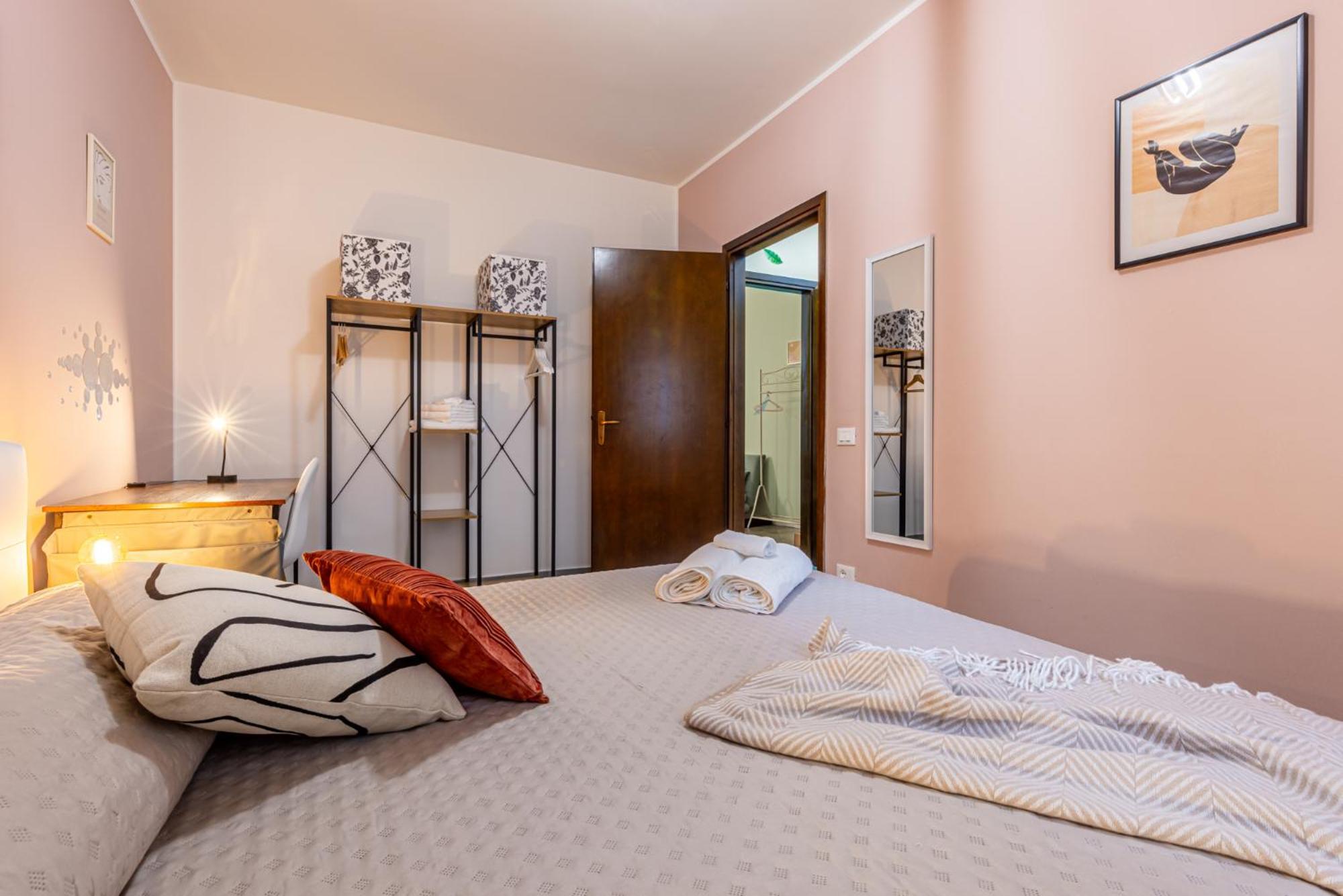 Steps From The - Charme In The Inner Apartment *